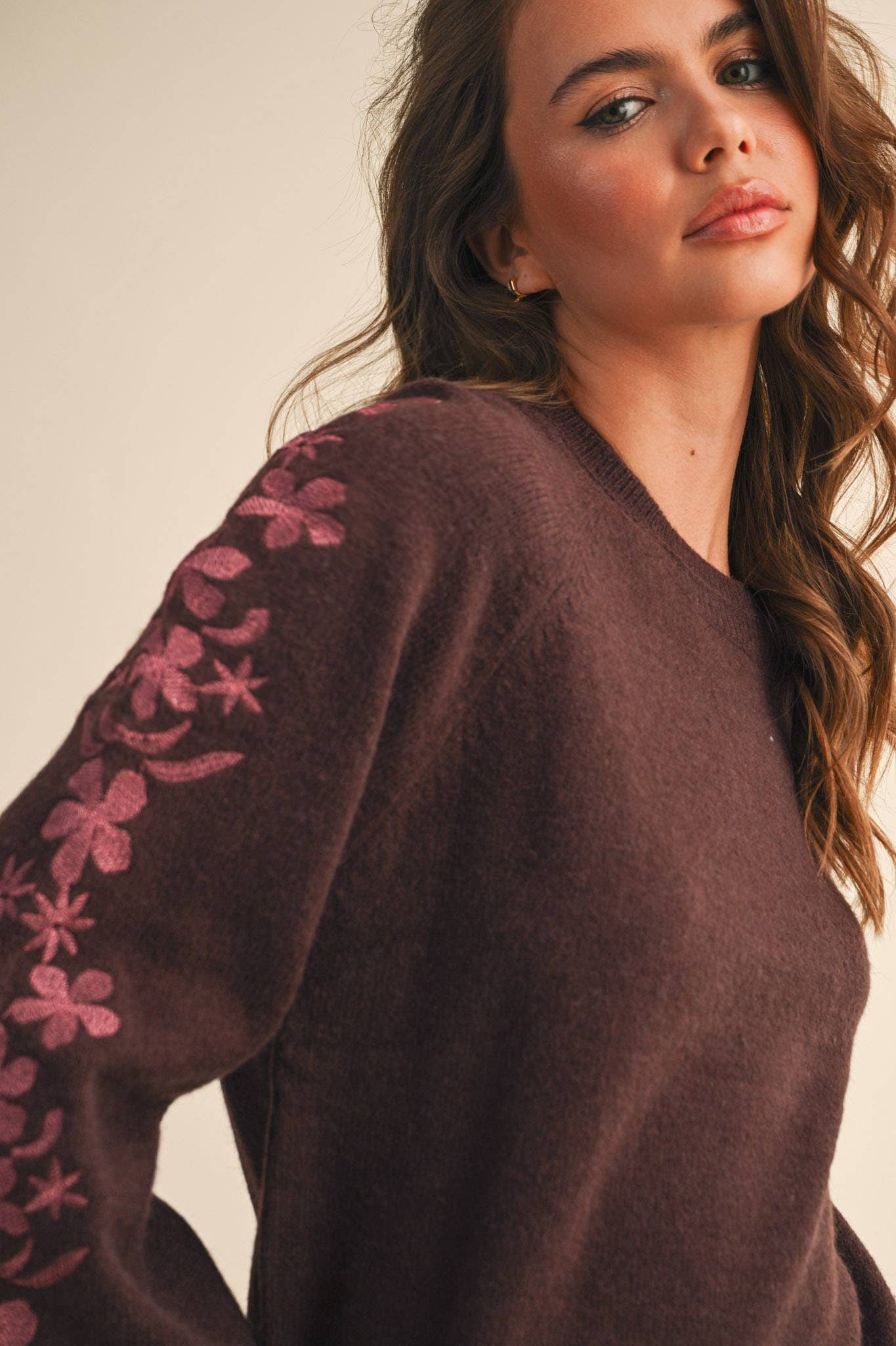 &MERCI - Wholesale Knit Sweater - Women's - PULLOVER SWEATER WITH FLORAL EMBROIDERED SLEEVES MSW1089014