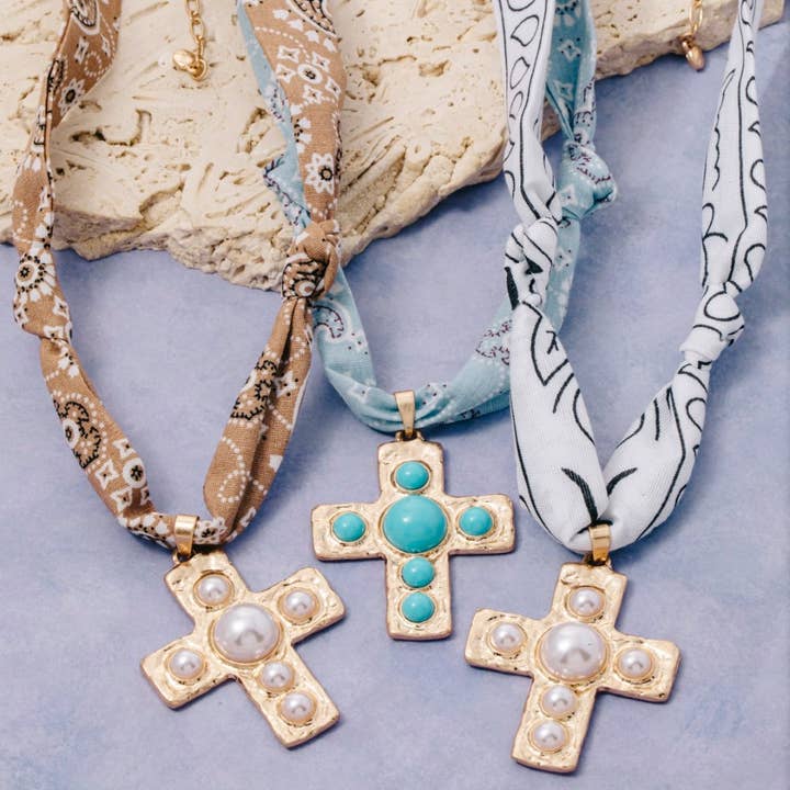 Collier Bandana avec Pendentif Croix Clouté en Acrylique pour la vente par The Looks by Fame Accessories