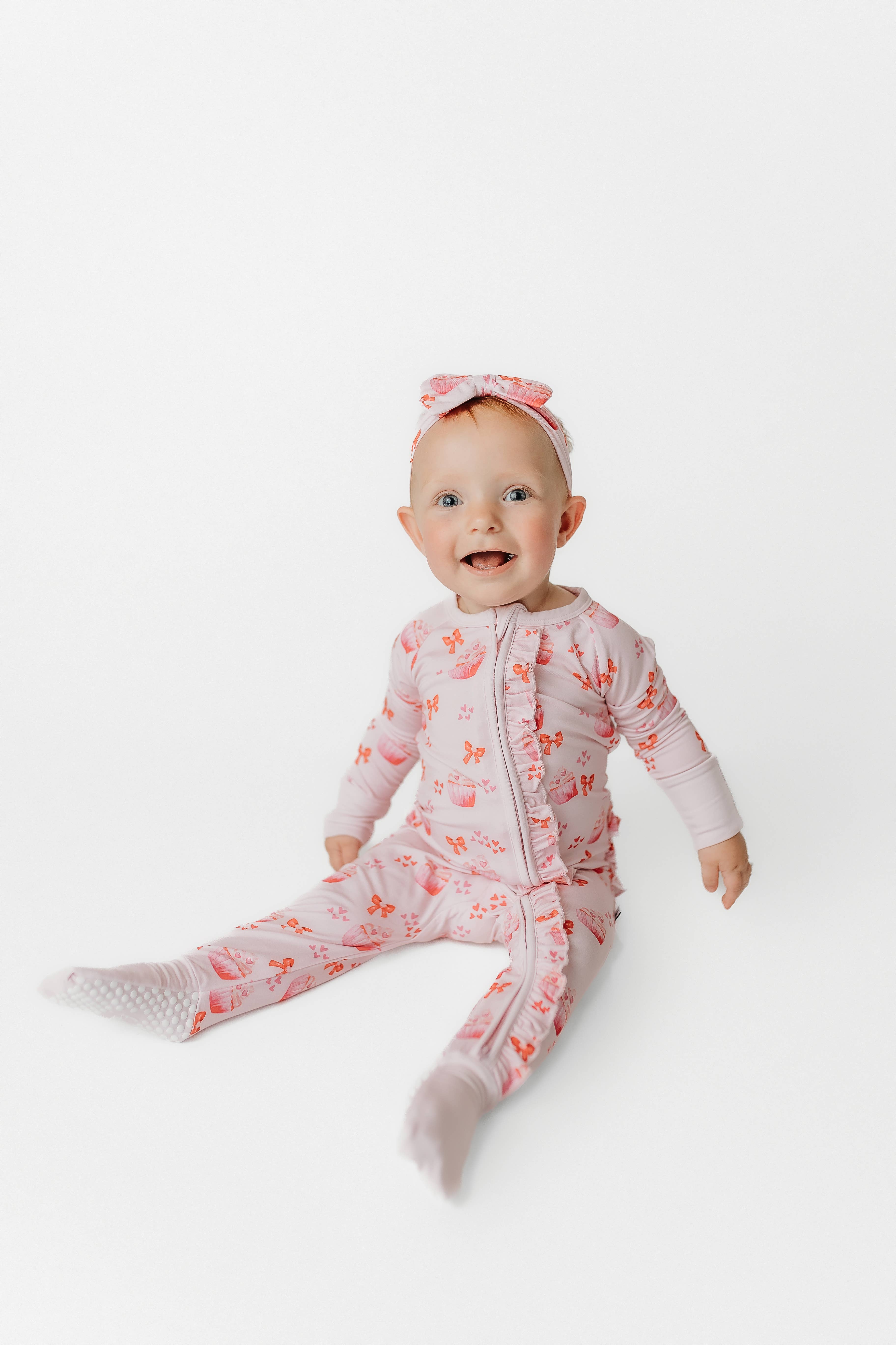 Kenna & Mav – wholesale Byxdress - Baby – Muffins och rosetter Ruffle Bamboo Onesie