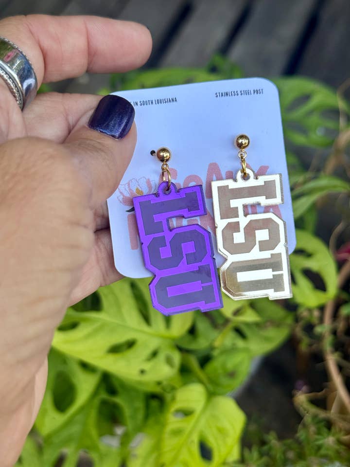 Boucles d'oreilles pendantes en acrylique miroir LSU or et violet pour la vente par Geaux Magnolia