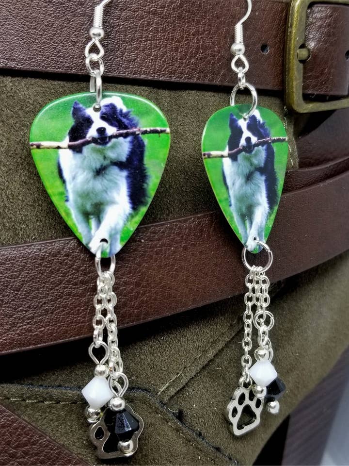 Border Collie hund gitarr plocka örhängen med tass Print charm för wholesale av Simply Raevyn