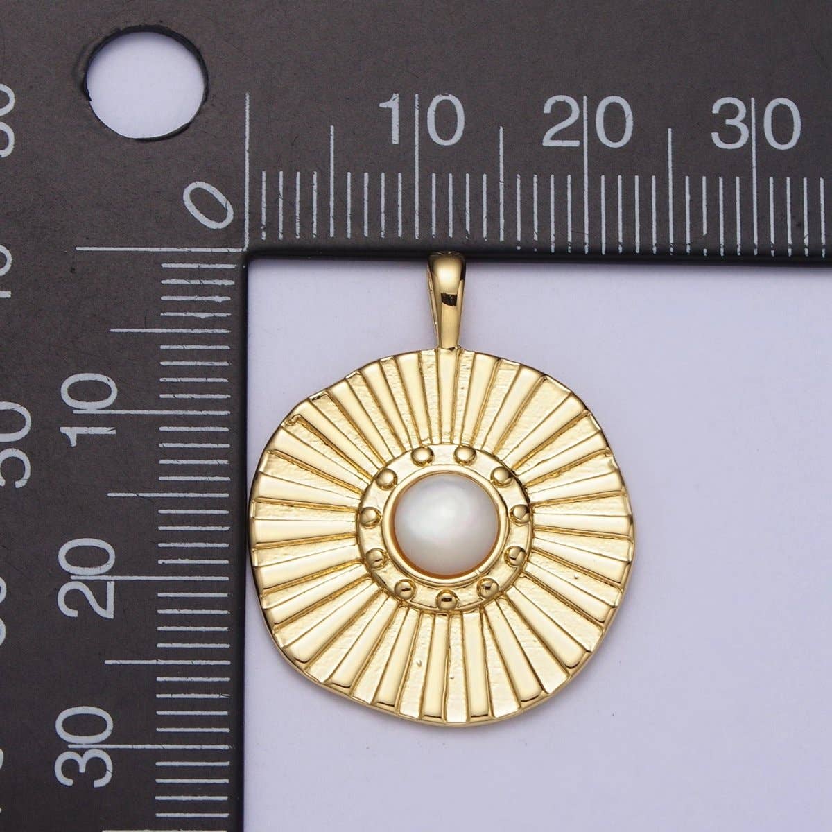 Aim Eternal - Vente Breloques/médailles personnalisées - Pendentif Texturé Rond en Perle Blanche Faisceau de Soleil Plaqué Or 24K H-3271