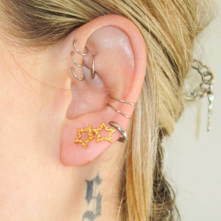 Pythia - Vente Clous d'oreille - BOUCLES D'OREILLES ÉTOILES BARBELÉES DORÉES1