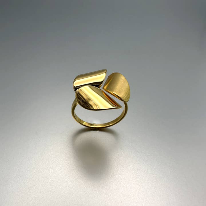 Golden Twisted Ring for wholesale by Figur Jewelry