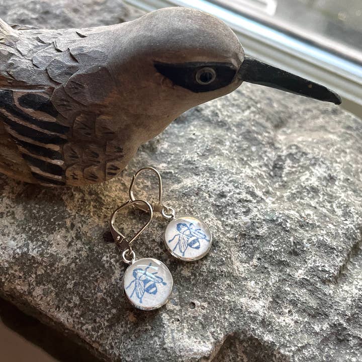 joeyfivecents - Venta al por mayor Pendientes colgantes - Pendientes colgantes estampados a mano: ingredientes botánicos azules, hongos, abejas3