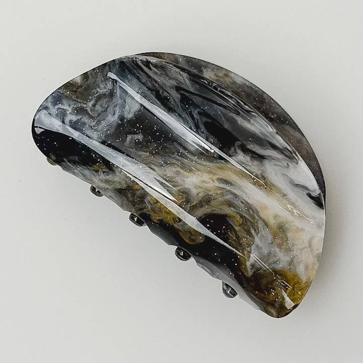 Halvmåne Hårklemme i Midnatsmarmor for engroshandel hos B. LUVV & CO.