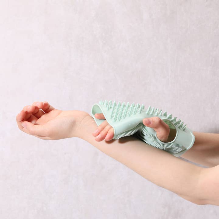 Innobaby on Faire – wholesale Body Brush – Silicone Bath Brush for Body & Scalp / Exfoliating Bath Mitt6
