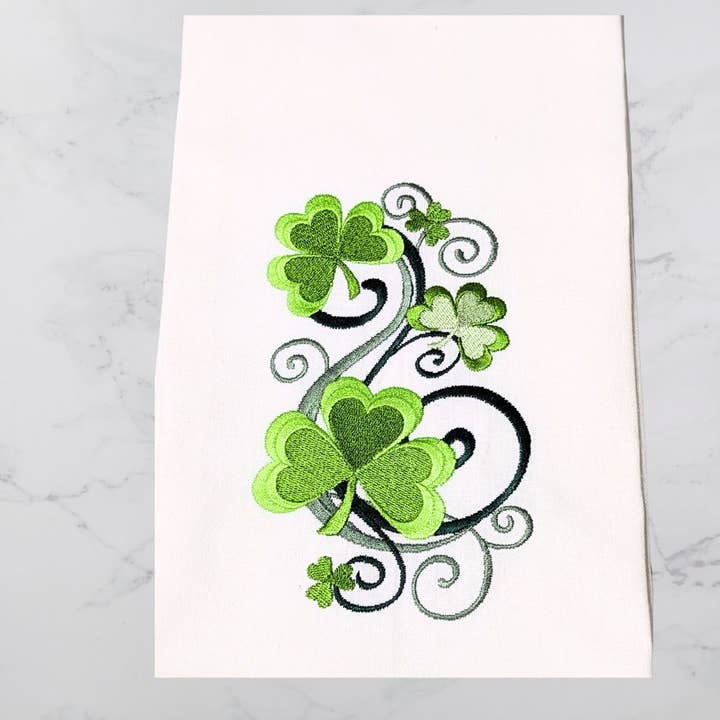 Håndbroderet Kløver Tehåndklæde - Stablet Hvirvlende Design for engroshandel hos Sheryl's Stitchery Niche