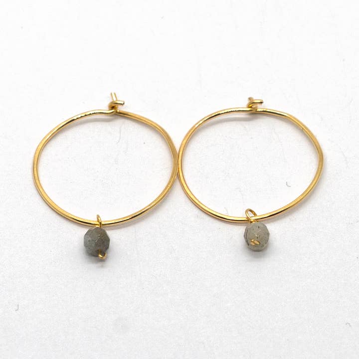 Créoles en or avec pendentif en labradorite pour la vente par Sista Jewelry