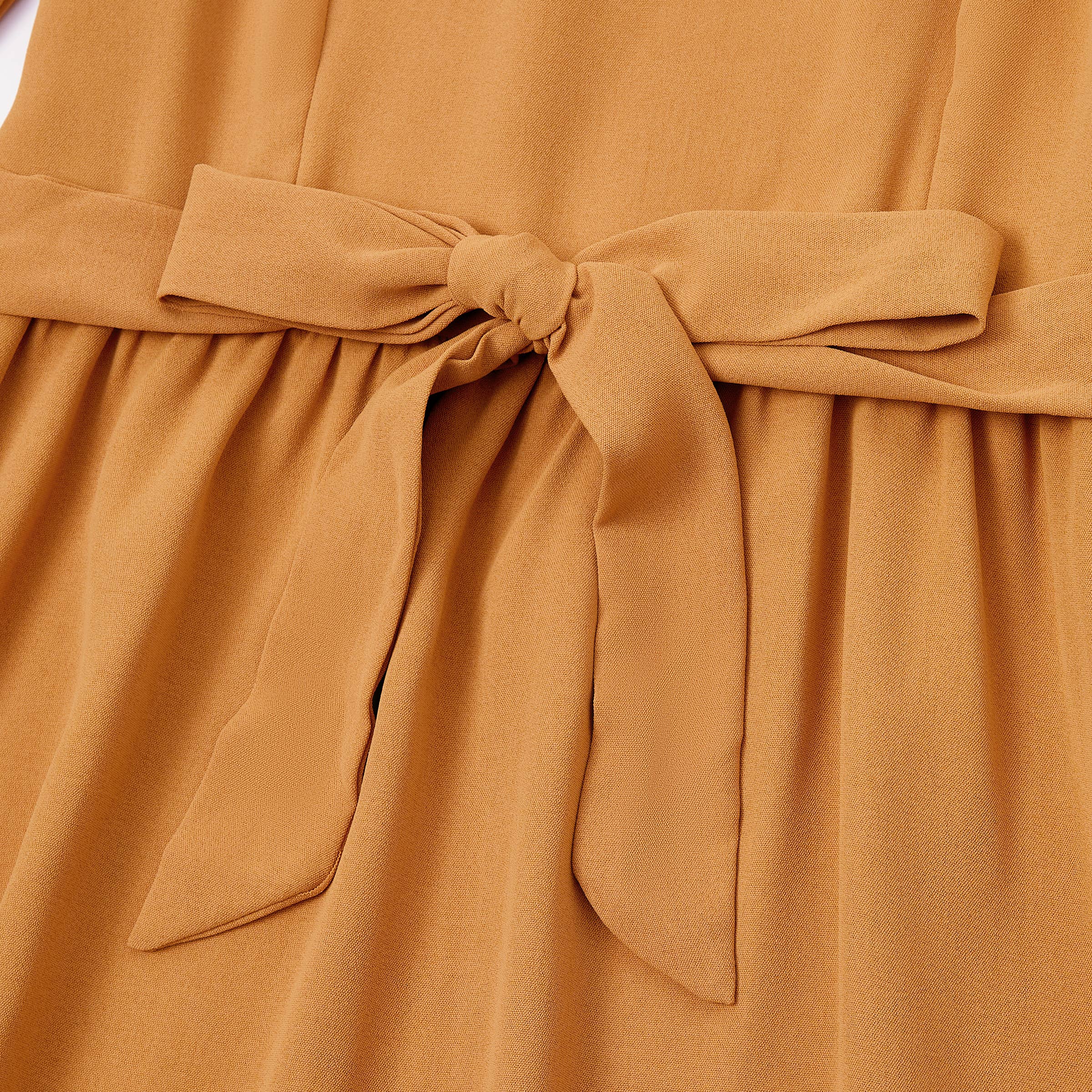 Brun Familjens matchande plagg: långärmad pikétröja och klänning med volangkant för wholesale på Faire24