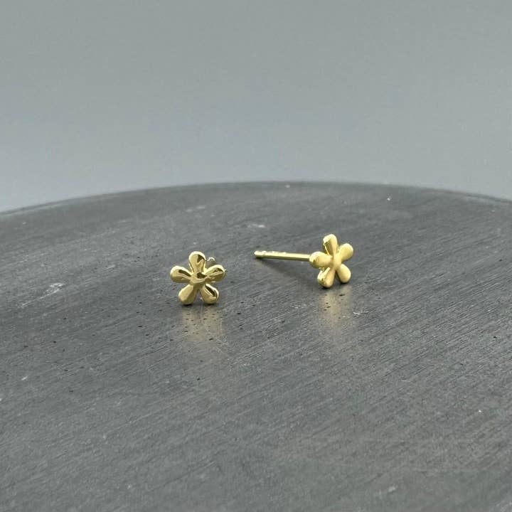 Guld Små Blomma Stiftörhängen för wholesale av Something Silver