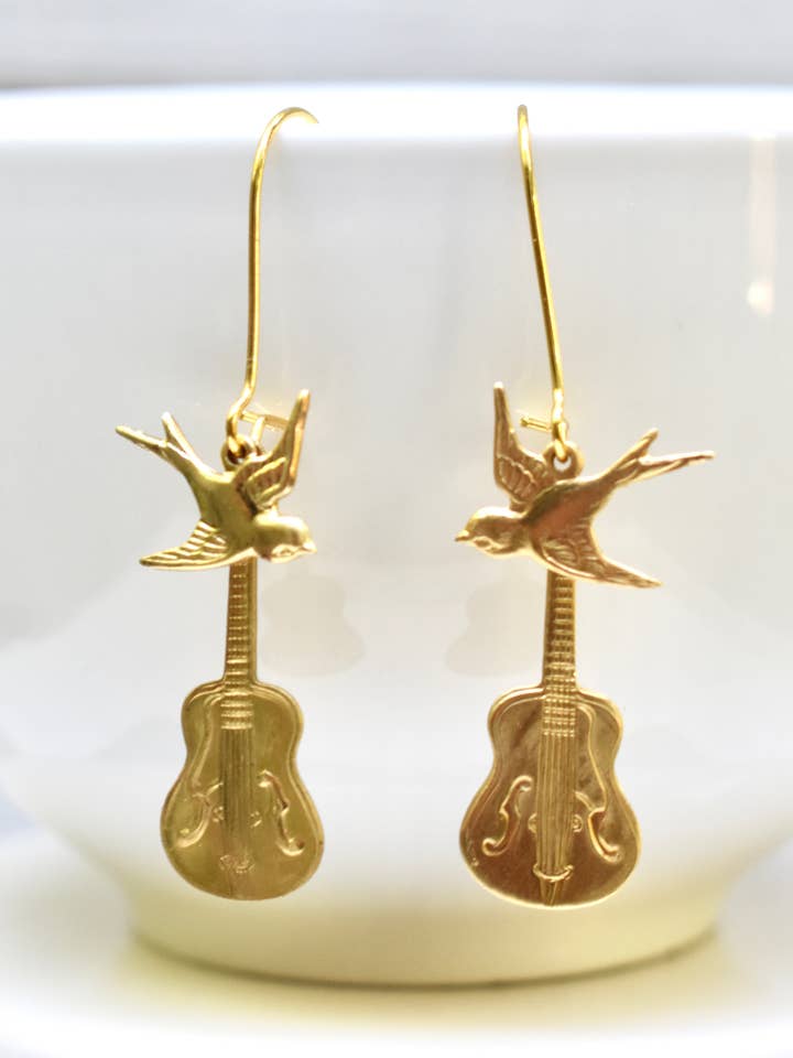 Boucles d'oreilles guitare or oiseau chanteur festival de musique bijoux folkloriques pour la vente par Red Truck Designs