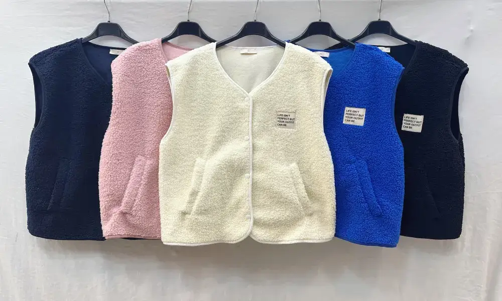 Mimi & Gogo - Wholesale Outerwear Vest - Women's - Fleece Vest With Patch @3399_GiEcussonMoumoute3