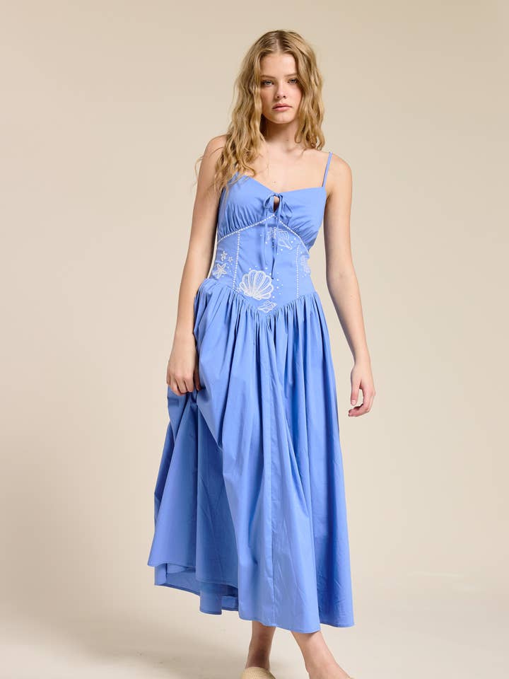 Ocean Muse geborduurde zomerjurk voor wholesale door FLAT WHITE