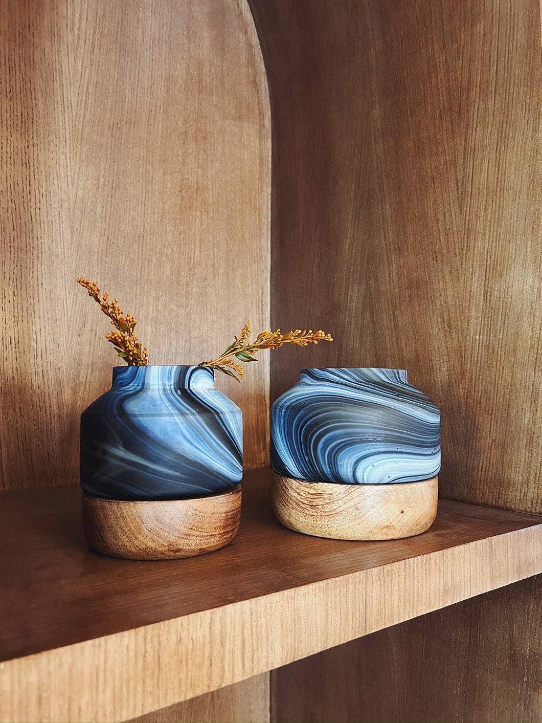 House of Roya Ltd – wholesale Vase – Deep Smoke Vase with a Wood Base  - Large1