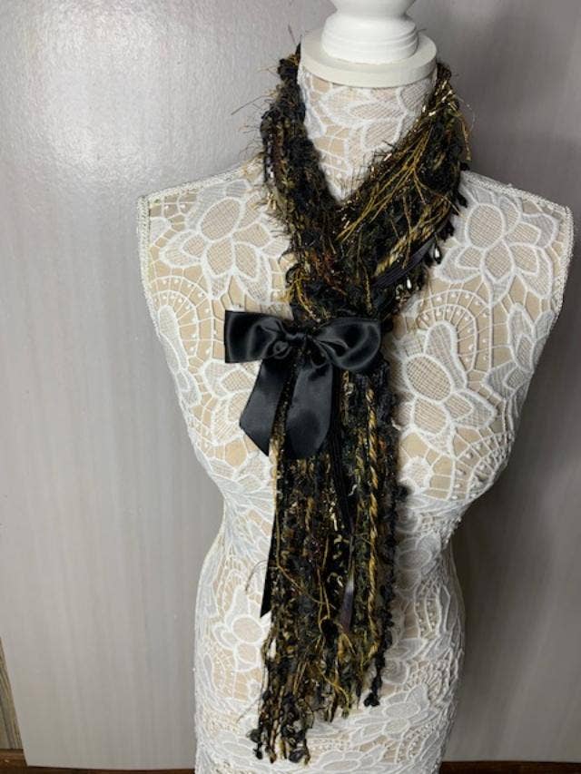 Lenço longo em ouro preto com contas pretas e laço de cetim de 4" por atacado de Scarves of Westwood