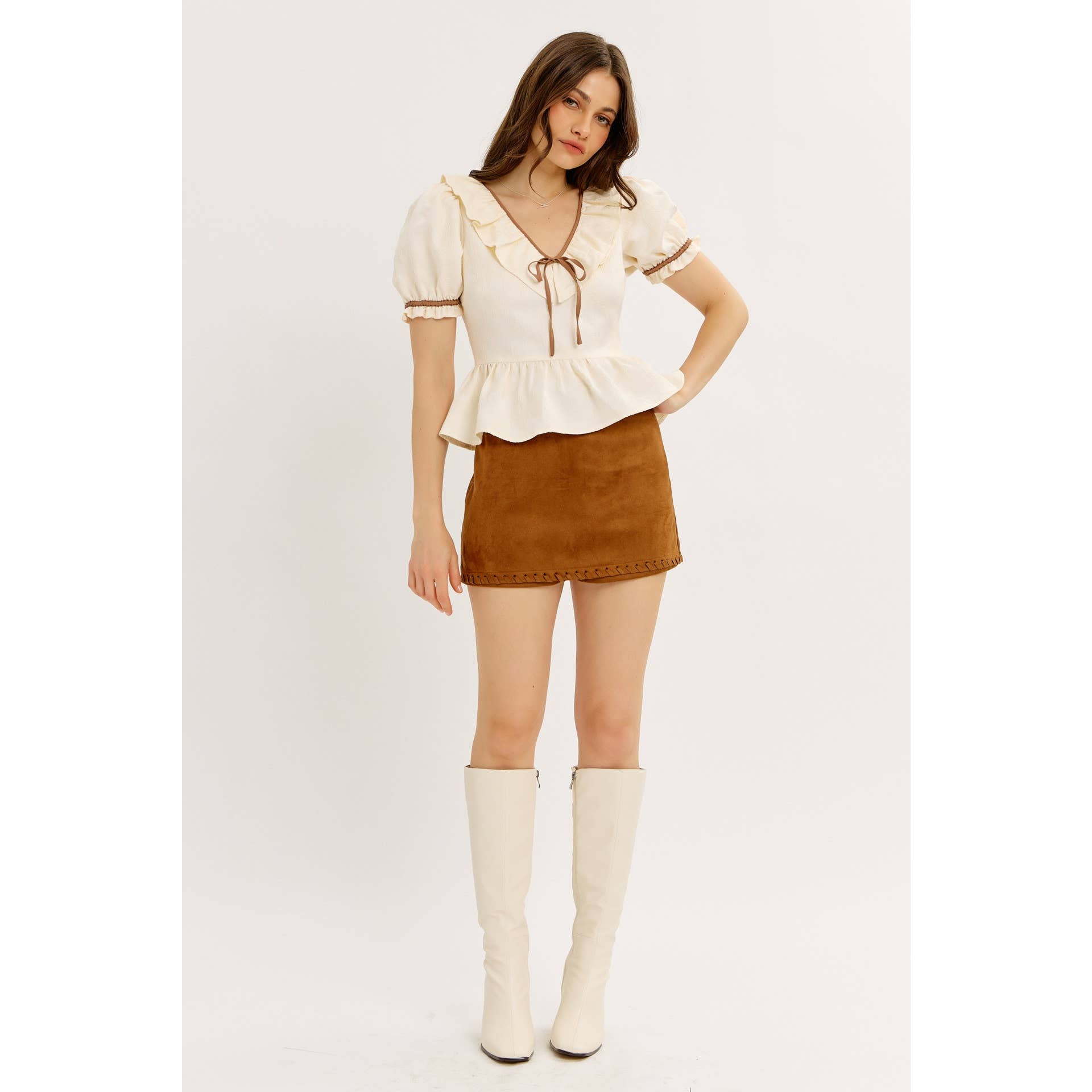 CHAMEAU MINI-JUPE-SHORT EN FAUSSE SUEDE ÉLÉGANTE AVEC OURLET SURPIQUÉ en vente sur Faire9