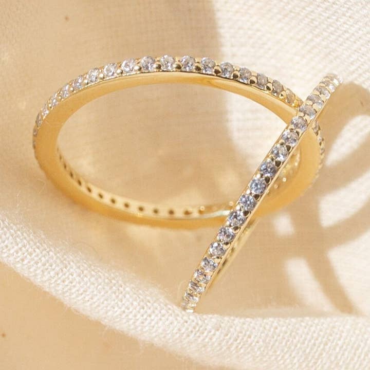 Bague en or fin Aurora avec pierres CZ blanches pour la vente par Quill Fine Jewelry & Lifestyle