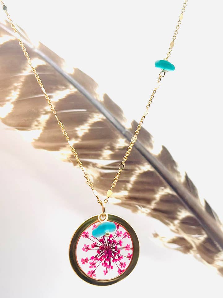 Fuchsia Vildblomst og Glas Halskæde for engroshandel hos Suzanna Garrett Designs