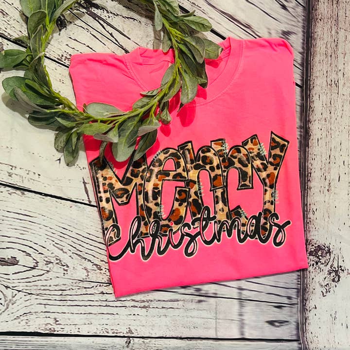 Merry Christmas Hot Pink | Maglietta Merry Christmas con stampa leopardata per la vendita all'ingrosso da parte di Southern Comfort Boutique