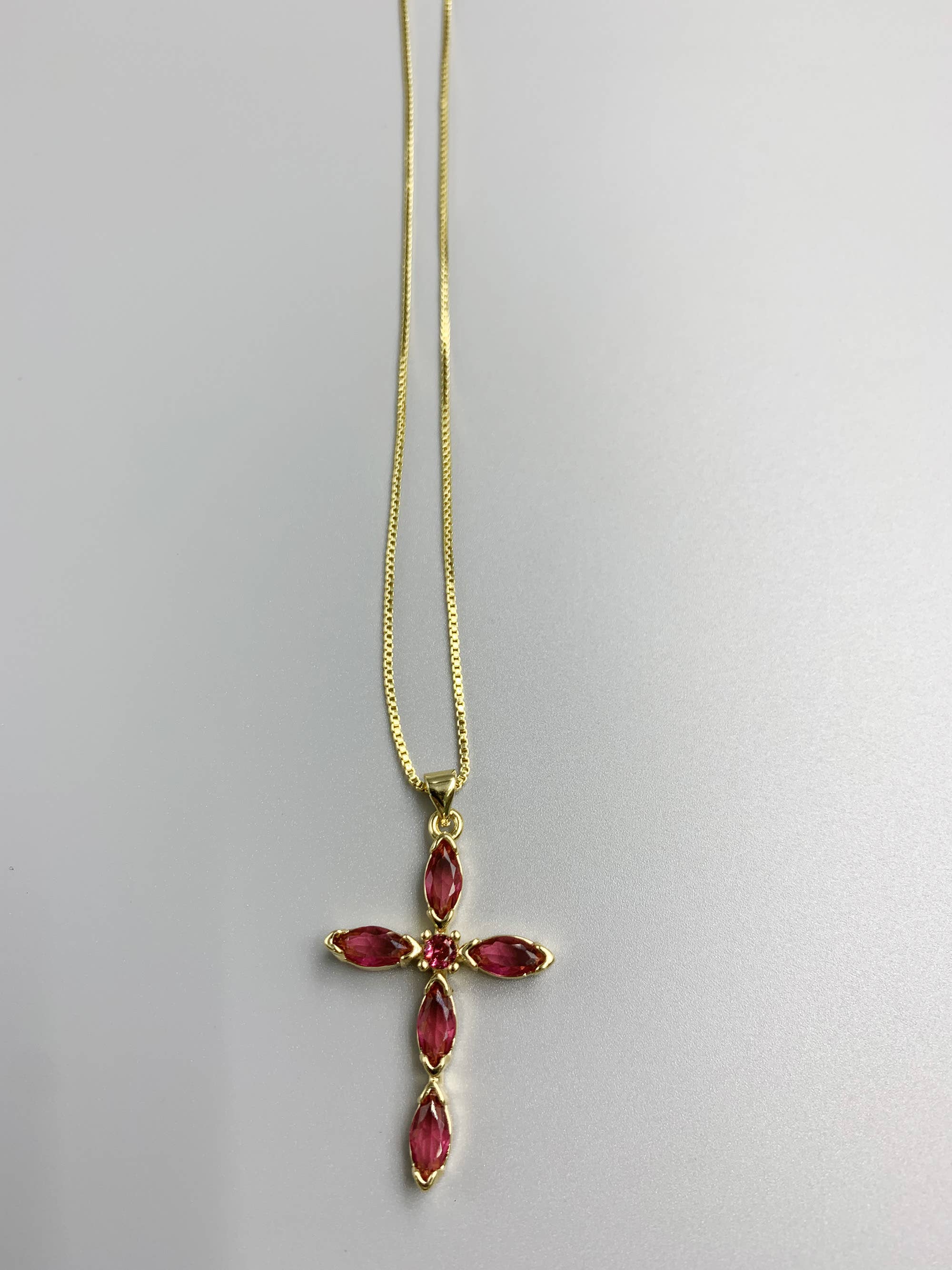 Ole – Großhandel Kette mit Anhänger/Charm – Kreuzanhänger-Halskette mit Zirkonia N47644