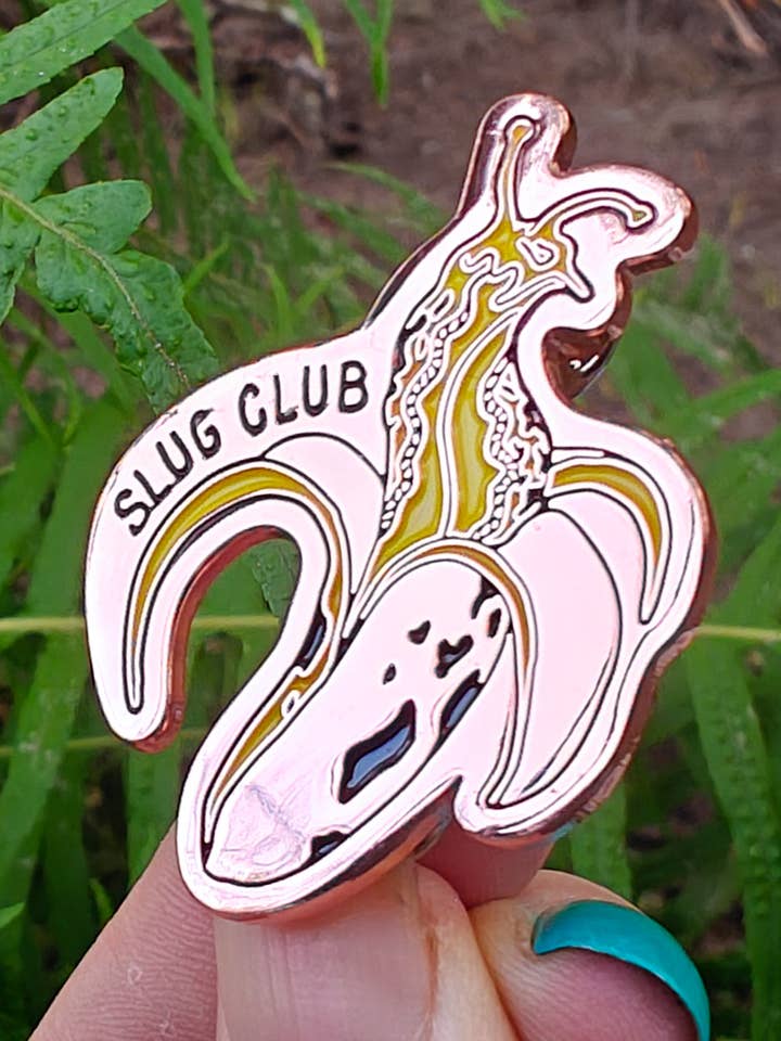 Épinglette en émail du Club des Limaces Banane - Sorcière de la Forêt Randonneuse Nature PNW pour la vente par Crafted from Scratch