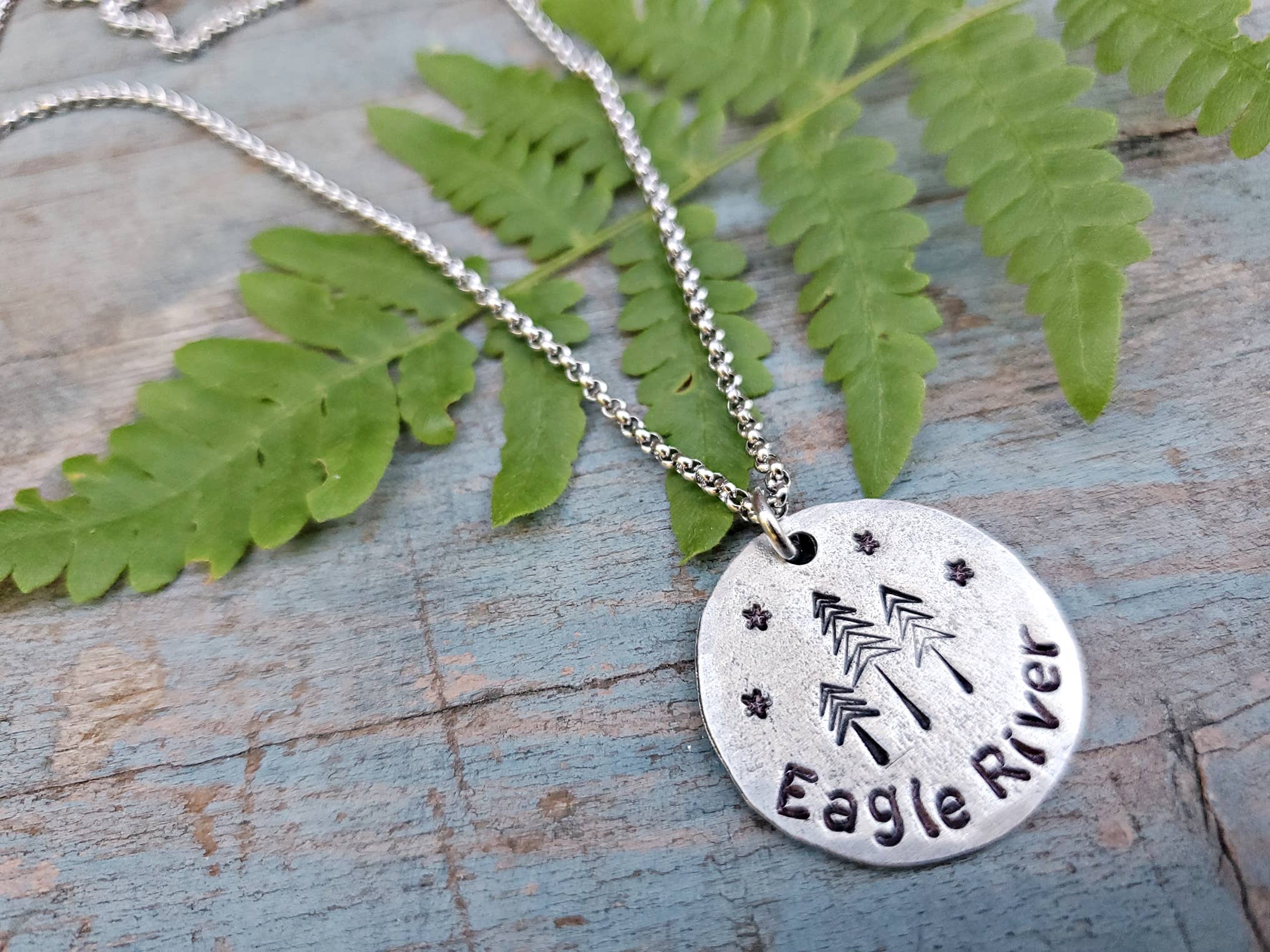 Kathryn's Collection - Vente Colliers à pendentif - Colliers personnalisés estampés à la main « Your Town »9