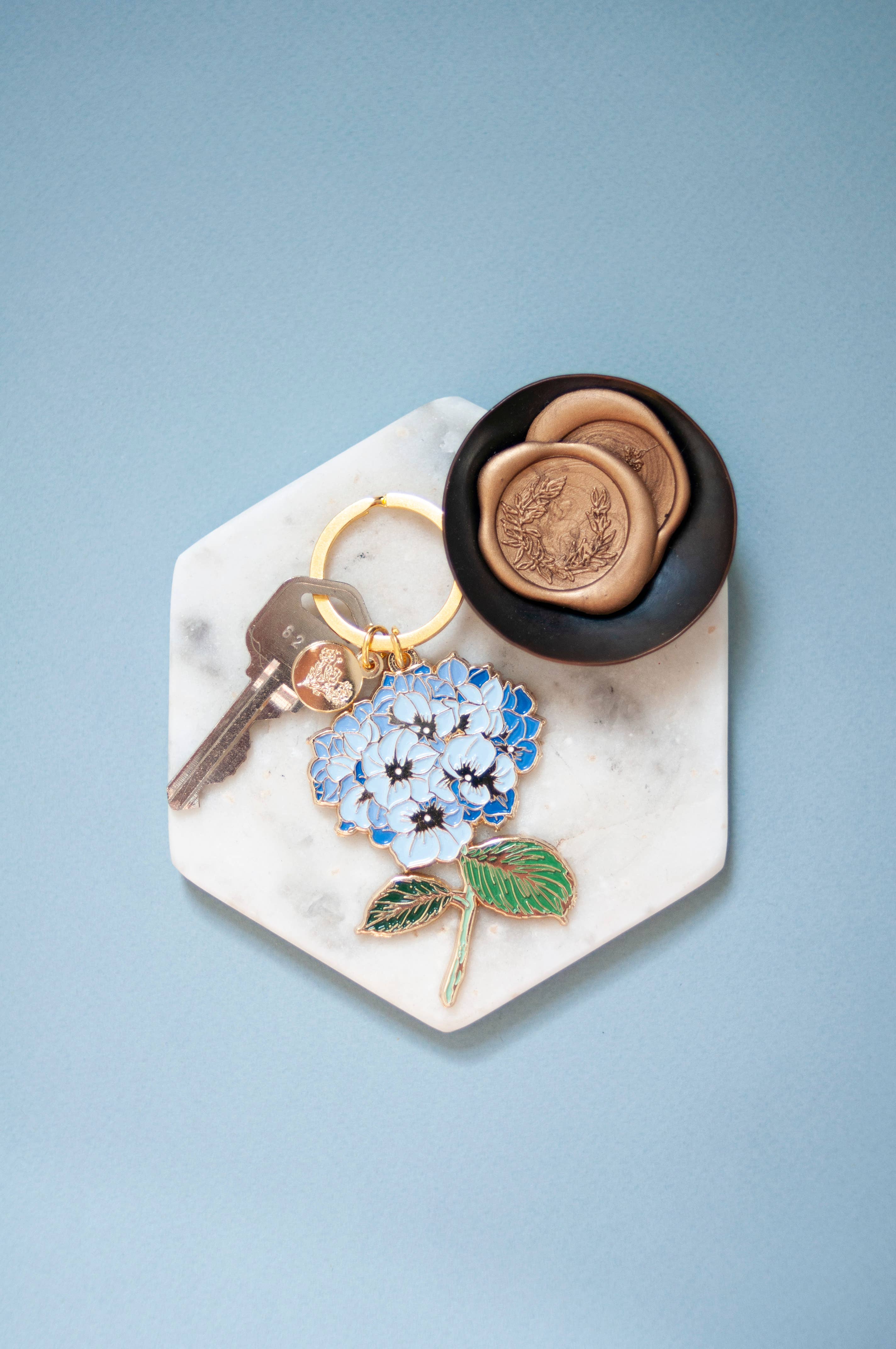 Seniman Calligraphy - Wholesale Keychain - Women's - Blue Hydrangea Gold Soft Enamel Key Chain