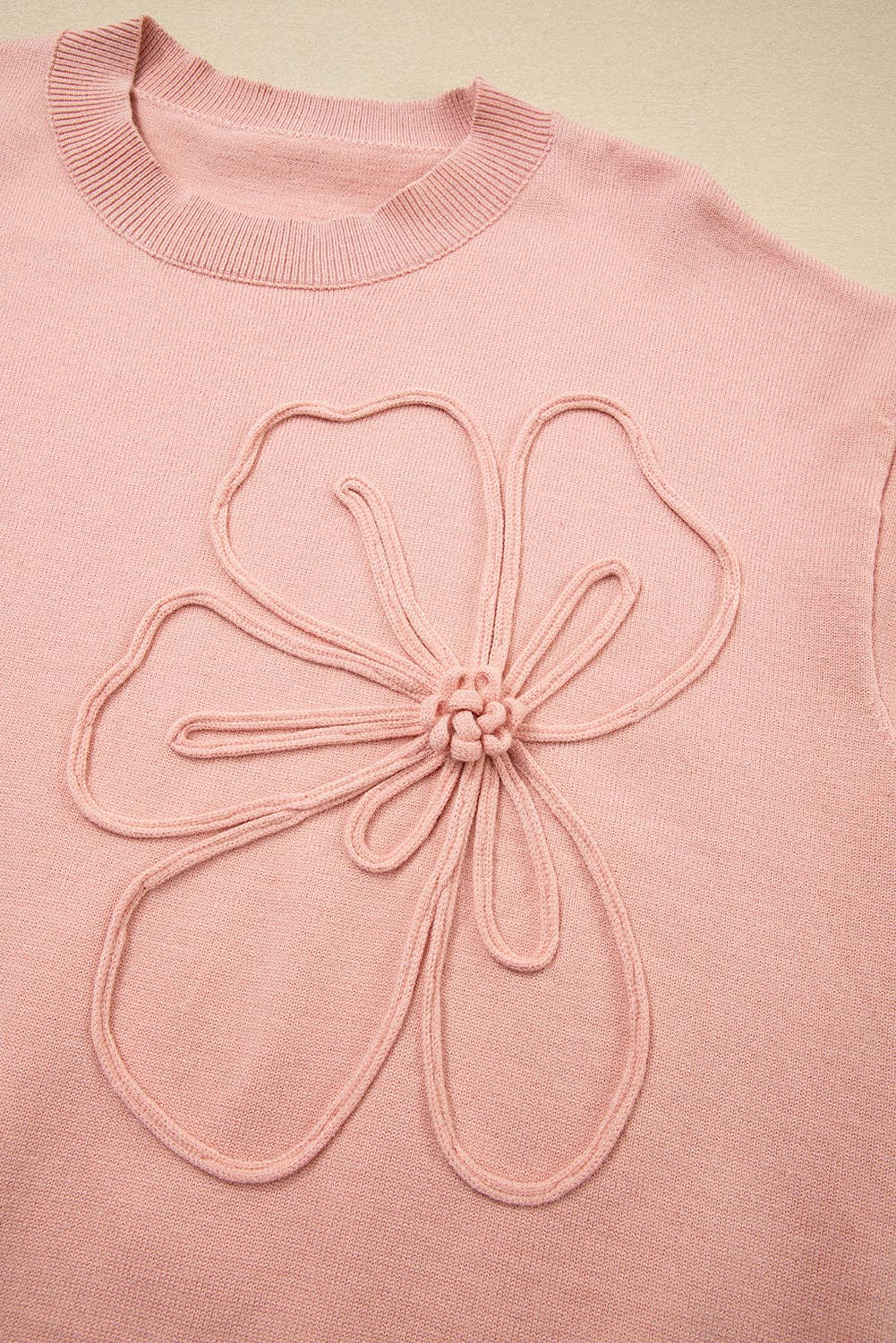 Fiore di Pesco Maglione con maniche a sbuffo e spalle scese con accento floreale grande di fiori di pesco. in vendita all'ingrosso su Faire6