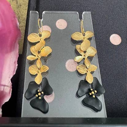 BOUCLES D'OREILLES ORCHIDÉES NOIRES pour la vente par Avenue Chic