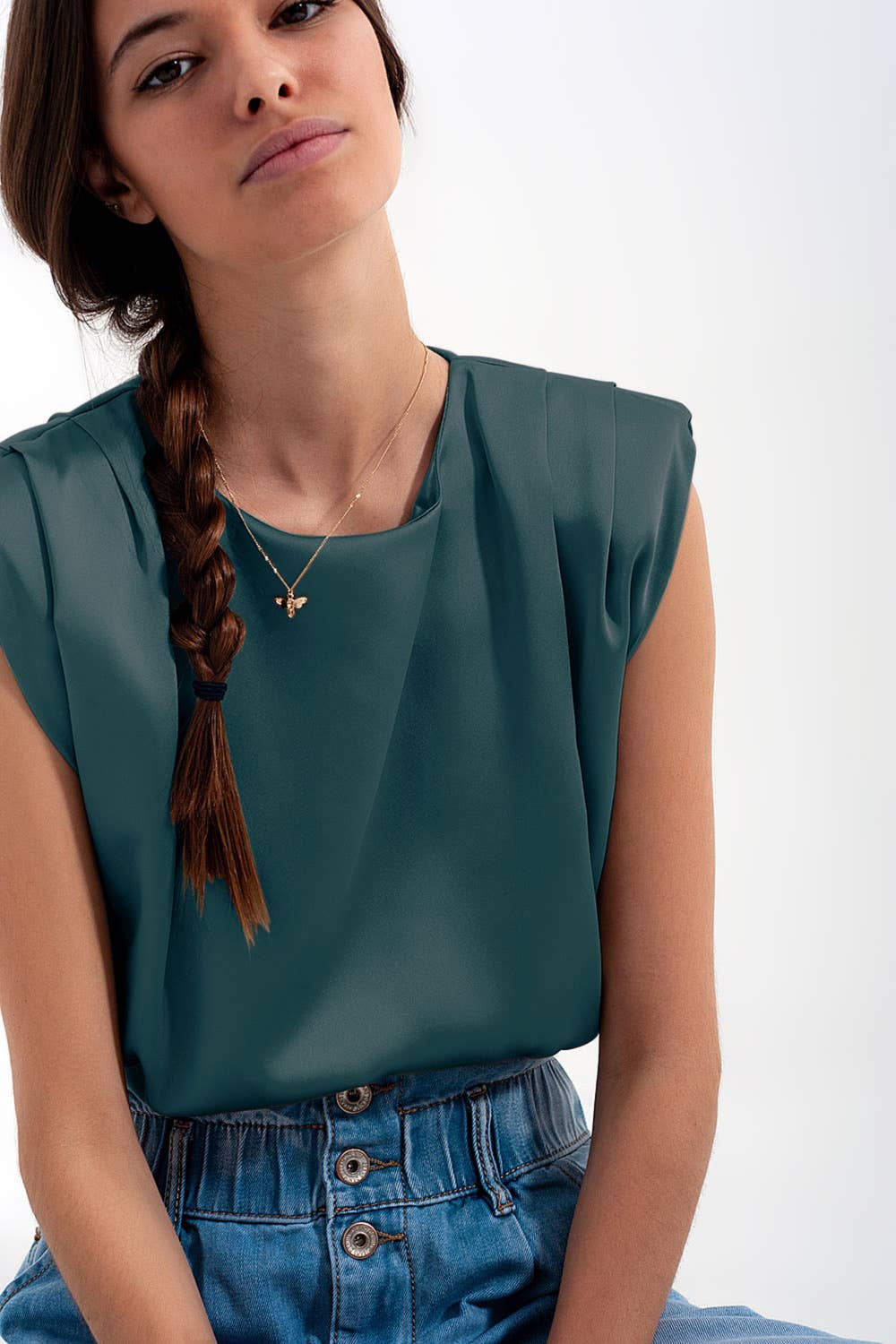 verde Top sem mangas com almofada de cetim franzido em verde para venda a revendedores na Faire4