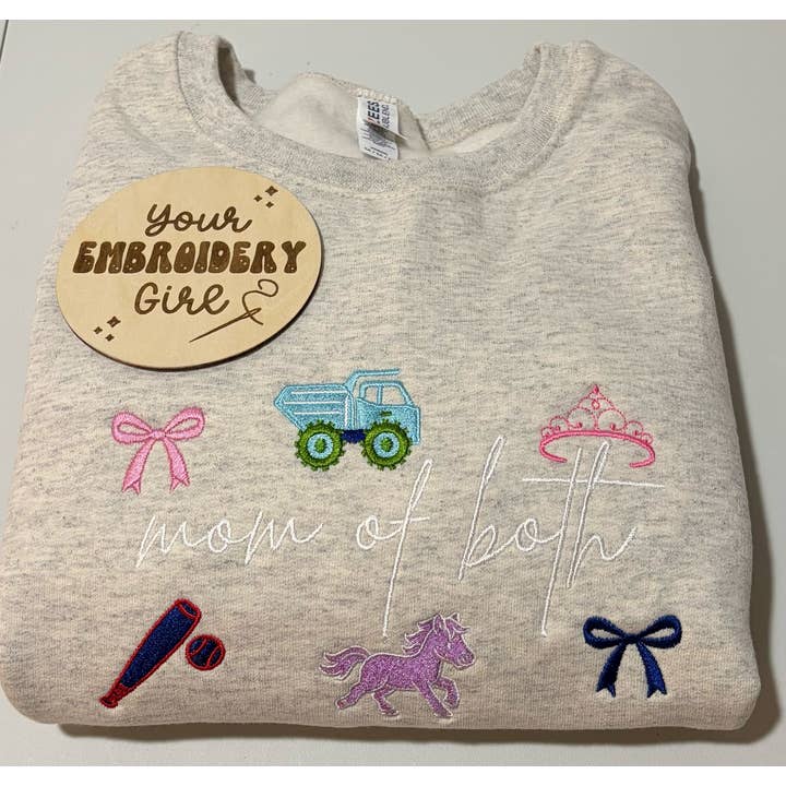 Sweat-shirt JERZEES à col rond brodé "Maman des deux icônes" pour la vente par Your Embroidery Girl