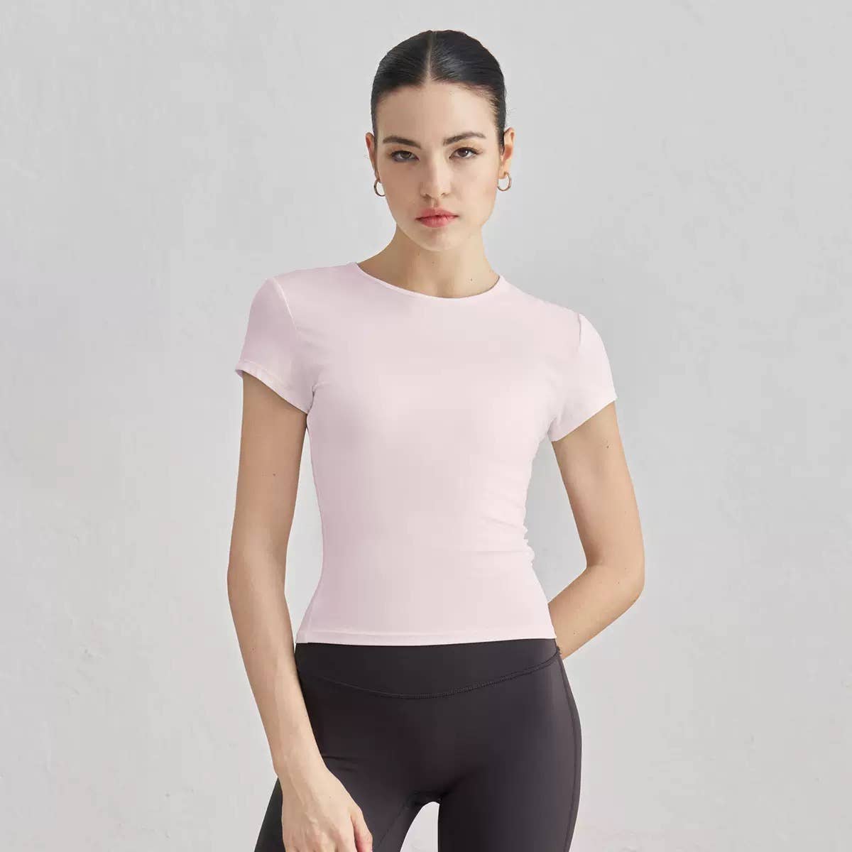 91thelabel - Vente Haut de sport – femme - T-shirt de sport sculpté à col rond et manches courtes Tessa18