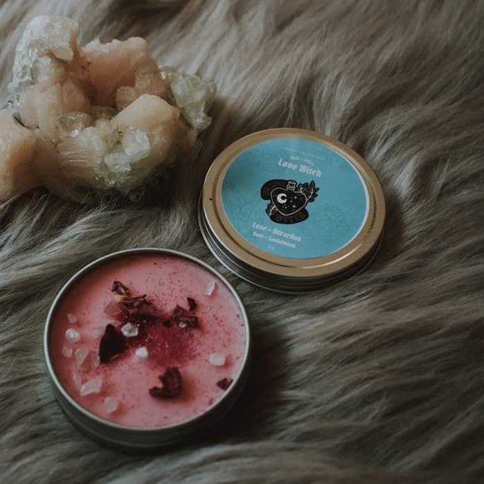 Midnight Raven Studios - Venta al por mayor Vela aromática de viaje - Vela de hojalata Love Witch, vela hechizada, rosa de sándalo0