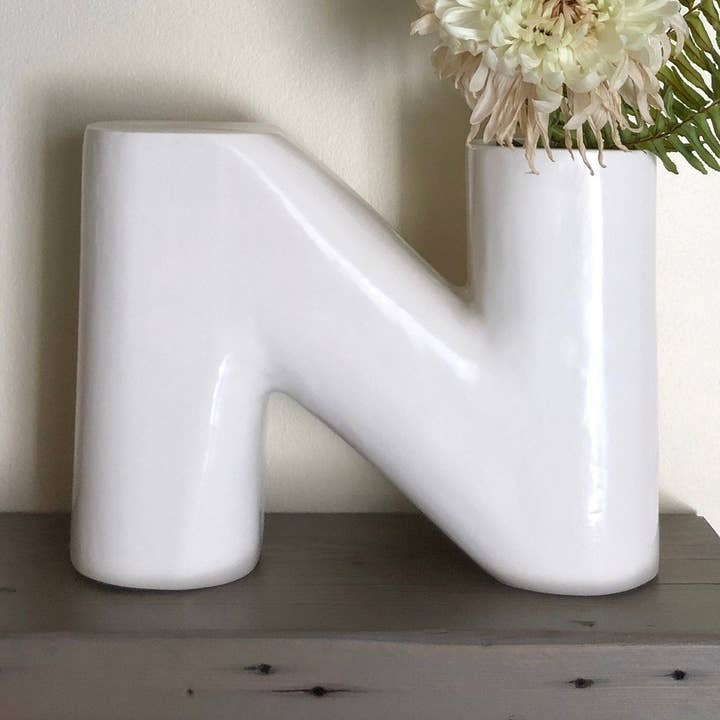 Keramisk vase | Bogstav N for engroshandel hos Studio Patenaude