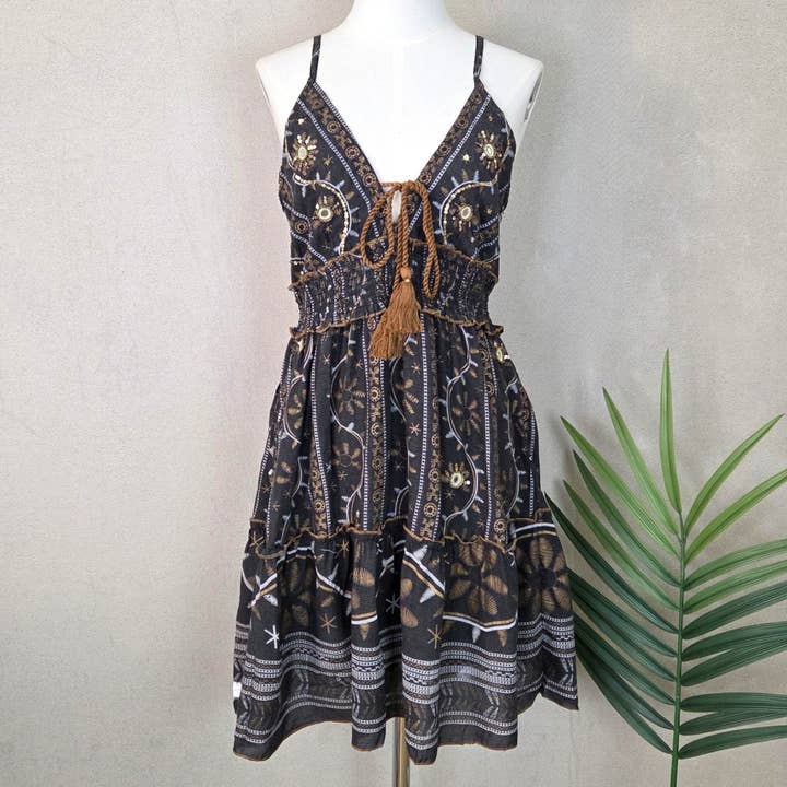 Katoenen boho-stijl korte gelaagde jurk met bandjes, brede elastische onderbust en Indiase stijl print en paillettenprint. voor wholesale door Tempest Designs