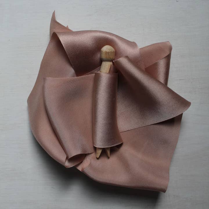 Cinta de seda Charmeuse de Dusty Rose cortada al sesgo (cortada a mano) para venta al por mayor de The Maple Den