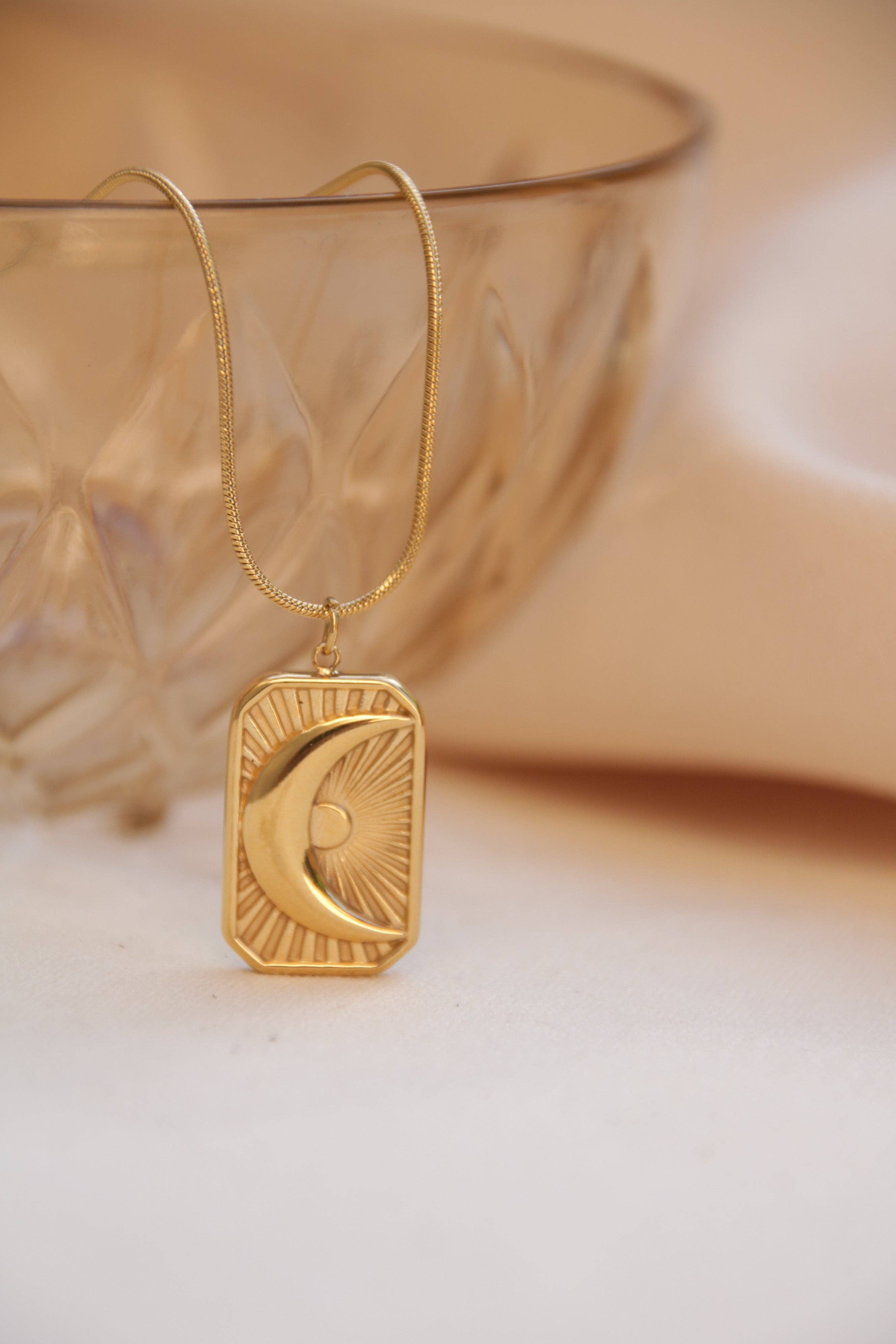 Positiva Jewelry – Engroshandel Halskæde med vedhæng – 18k forgyldt halskæde i rustfrit stål med månevedhæng0