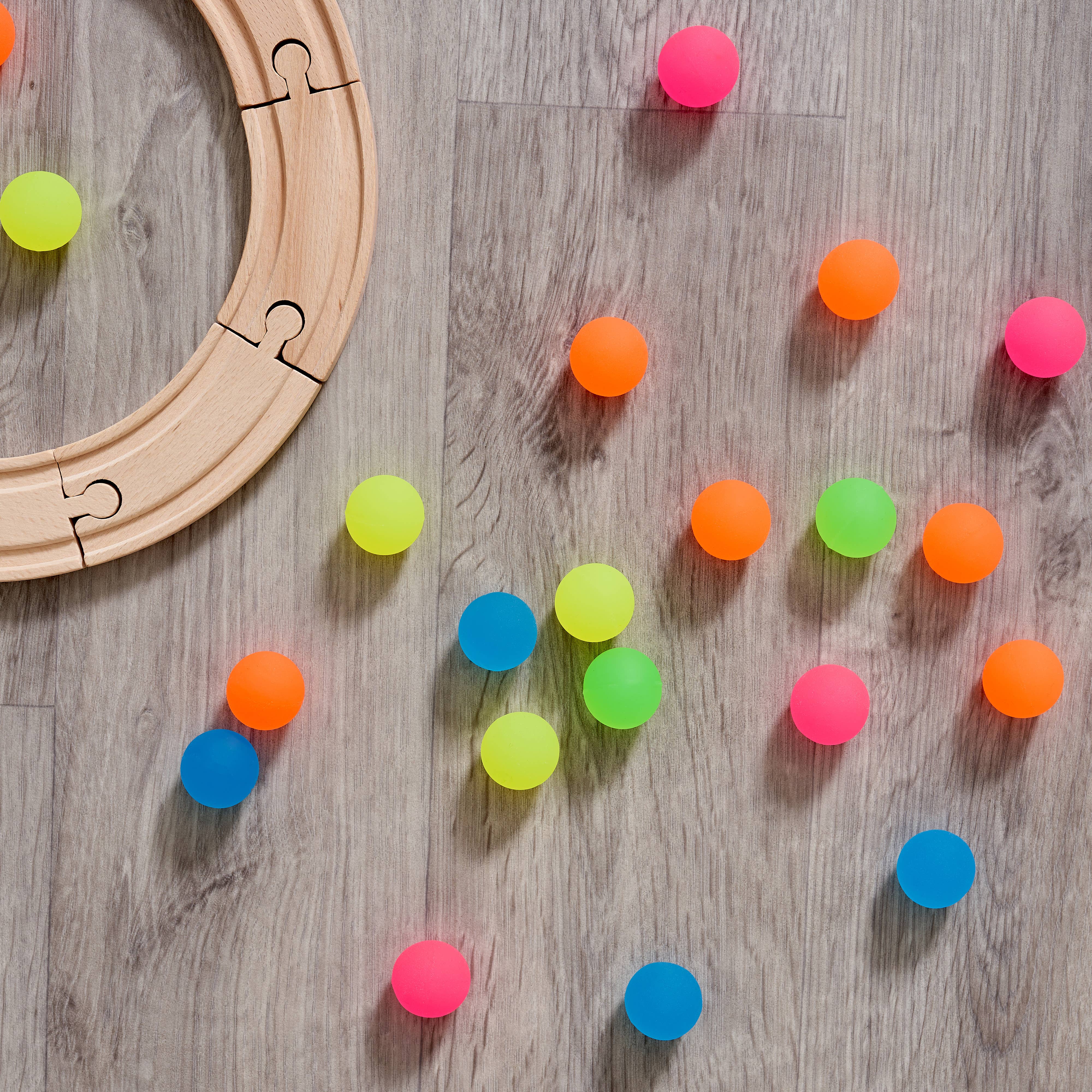 The Twiddlers – Großhandel Sportball – Kinder – 85 Neon Springbälle in 5 leuchtenden Farben7