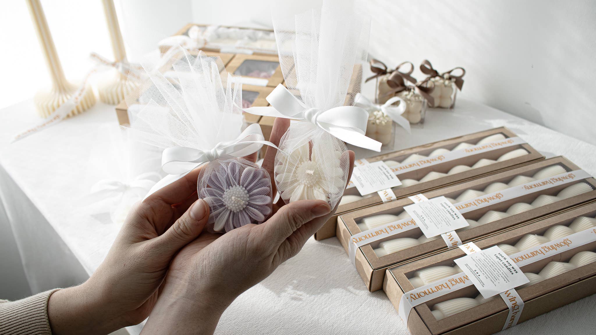 Glowing Harmony Candle Co – Velas de decoração por atacado – Vela Margarida, Lembranças de velas em forma de flor em tule | Venda por atacado1