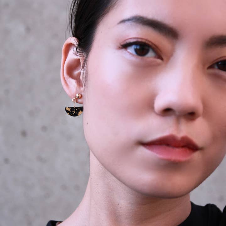 Boucles d'oreilles semi-circulaires en béton - noires pour la vente par Doty Chou Objects