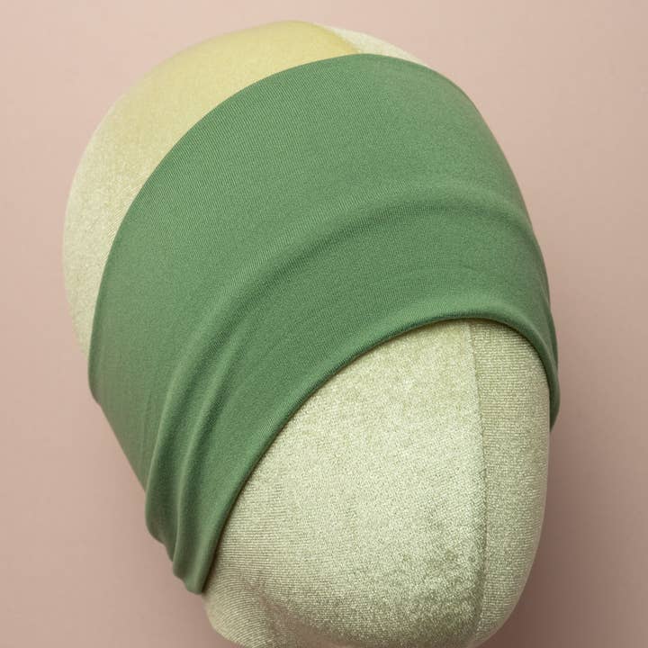 Bandeau extensible solide vert canapé pour la vente par The Sassy Olive Handmade Headbands