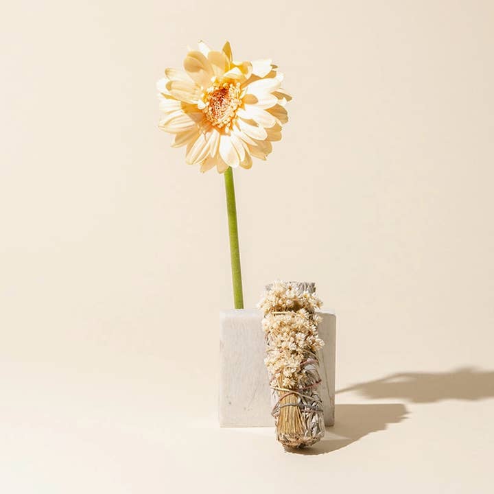 NOUVELLES COULEURS !!! Sauge blanche d'origine éthique + Fleurs sauvages pour la vente par Black and Jane