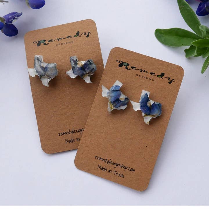 Gepresste Bluebonnet-Ohrstecker in Texasform für den Großhandel von Remedy Designs