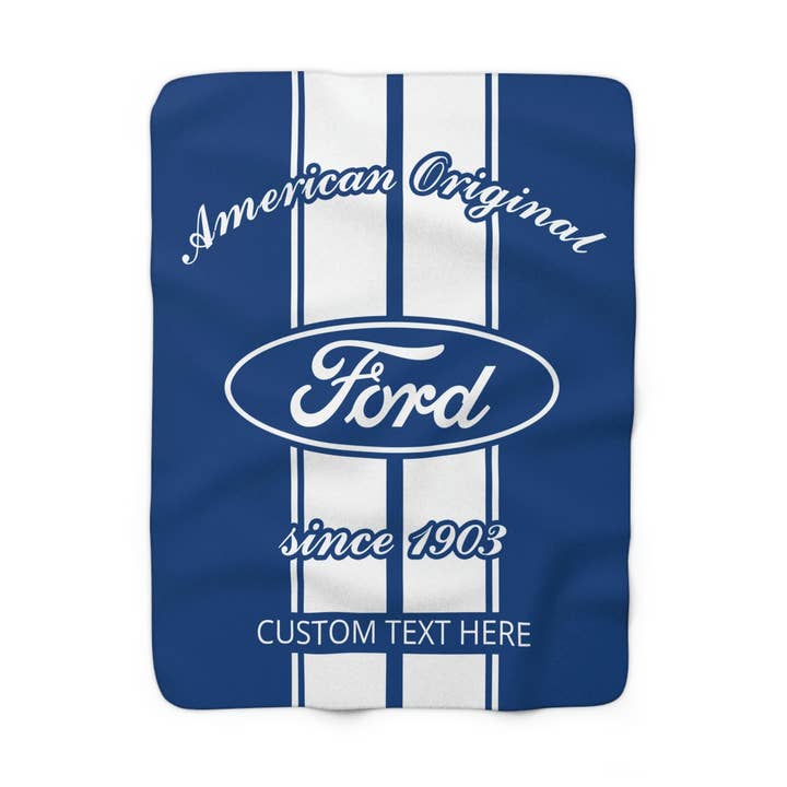 Logo Ford Emblem 1965, couverture polaire Sherpa personnalisée décorative bleue avec rayures de course blanches pour la vente par Sunbeltgifts Home Décor