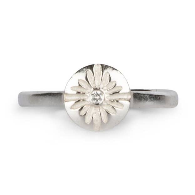 Kleine Lucia-diamanten ring in zilver voor wholesale door Corey Egan