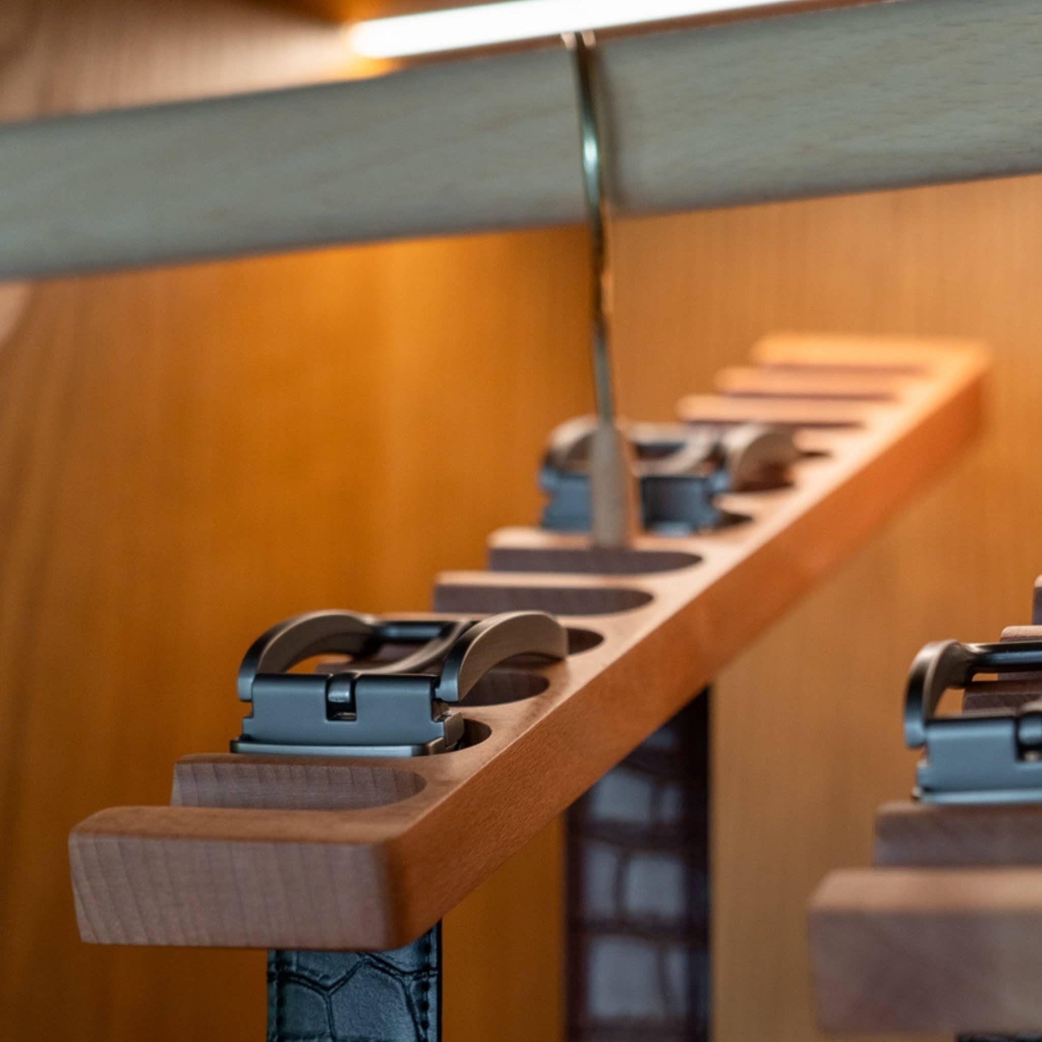 La Vie Photo - Wholesale Purse Hook/Hanger - Women's - Natural Beechwood Belt Rack – Minimal 12-Slot Accessory Hang5