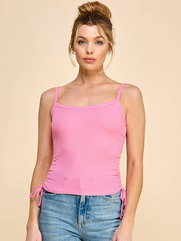 RC52469 - SEITLICH GERÜSCHTES GERIPPTES CAMISOLE-TOP für den Großhandel von Heart & Hips