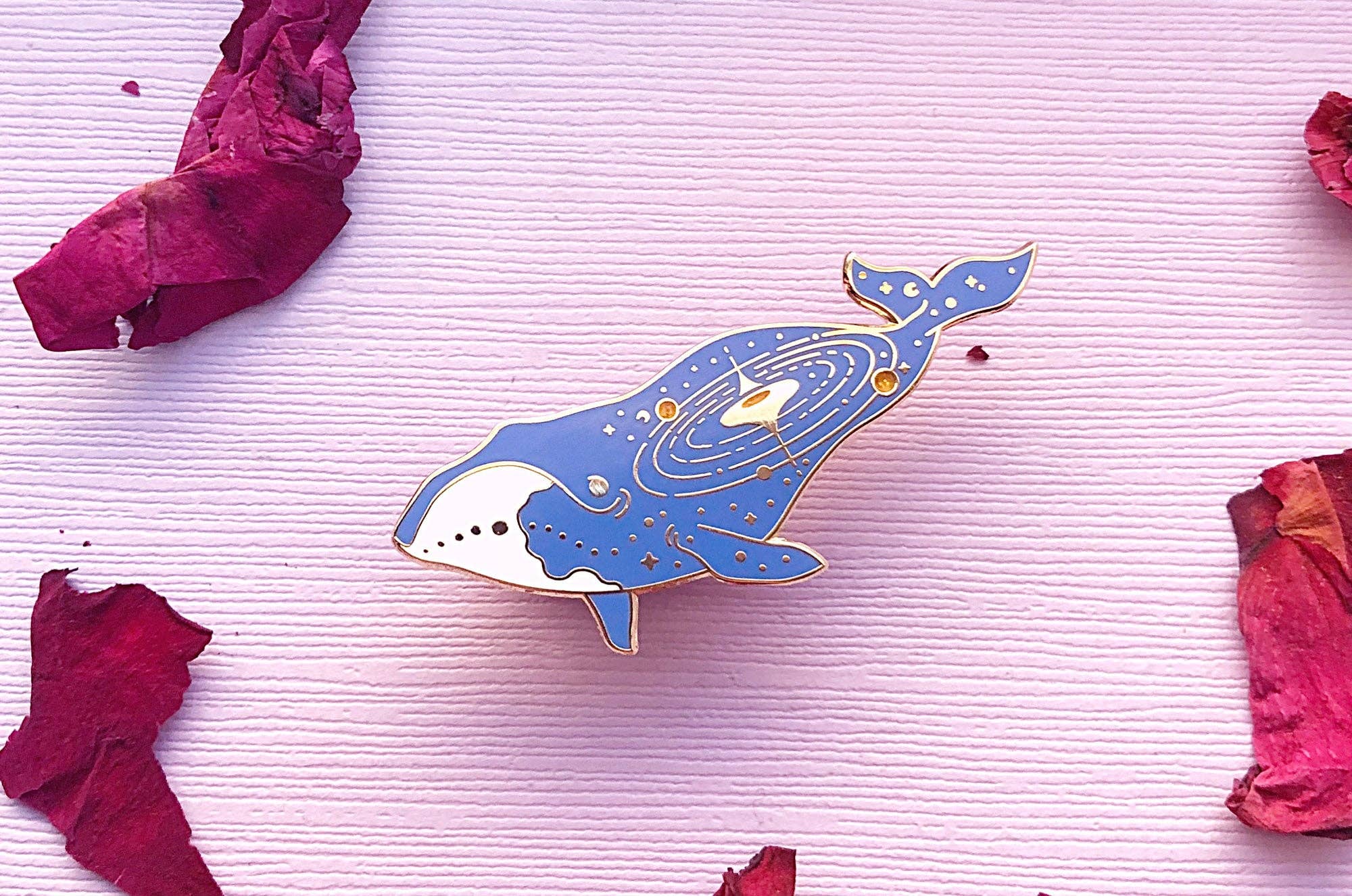 Alum and Ink - Vente Épinglettes/boutons - Épinglette Quasar en forme de baleine boréale (World Eater)6