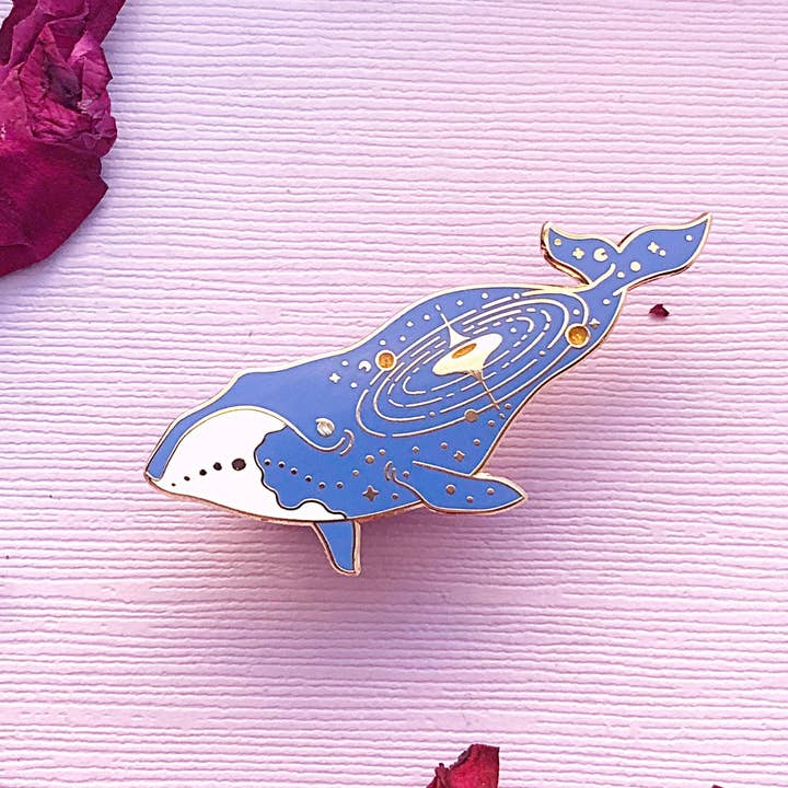 Alum and Ink - Vente Épinglettes/boutons - Épinglette Quasar en forme de baleine boréale (World Eater)6